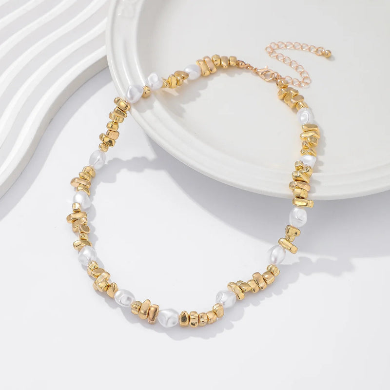 Kaulakoru helmiriipuksilla naisille kulta