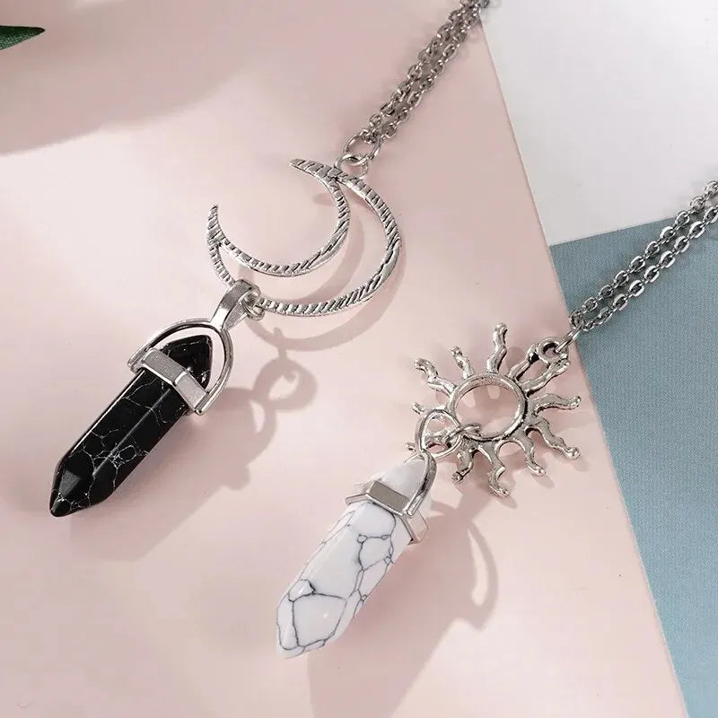 Kaulakorut, joissa on puolikuun ja auringon riipukset