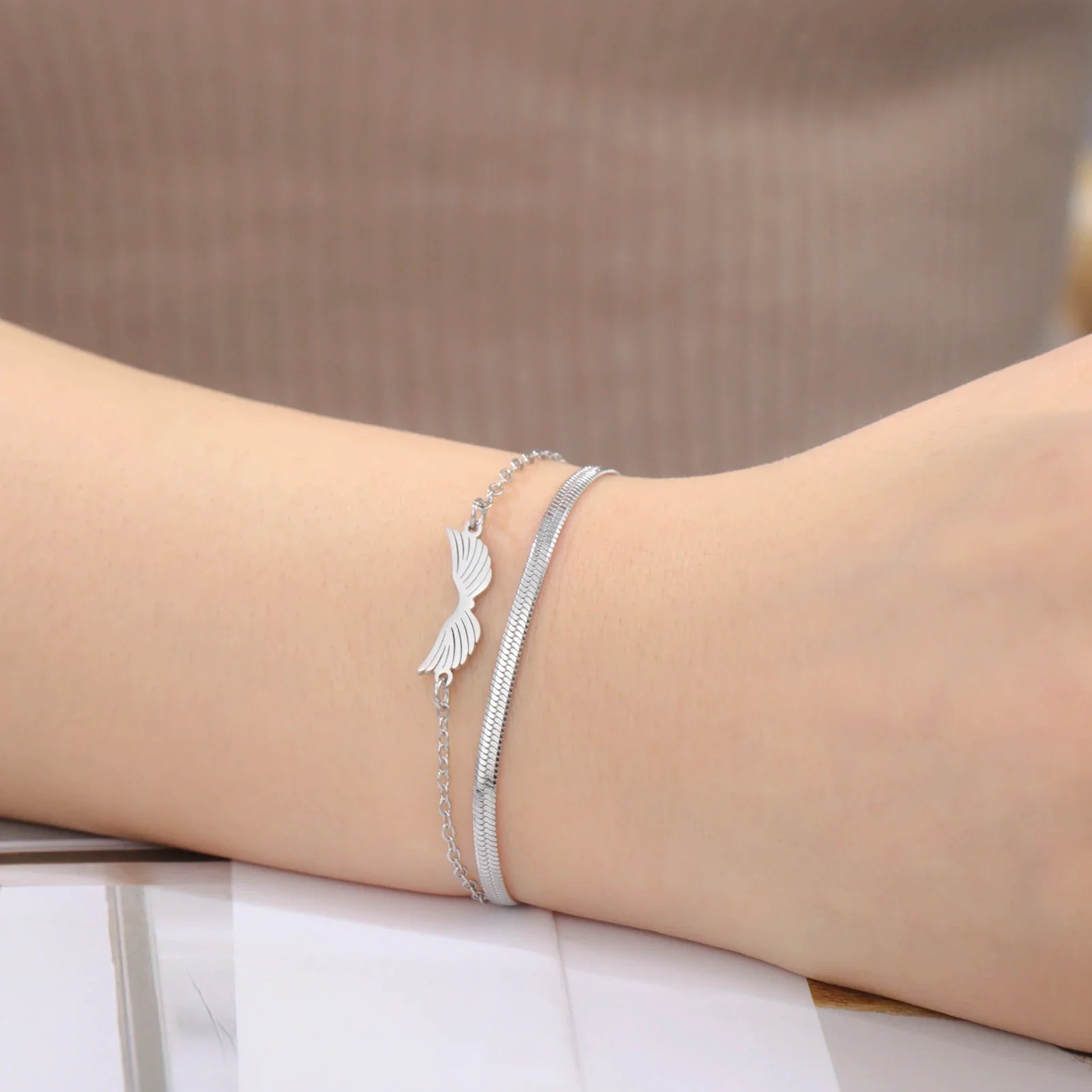 Hopeinen kaksinkertainen enkelinsiipirannekoru