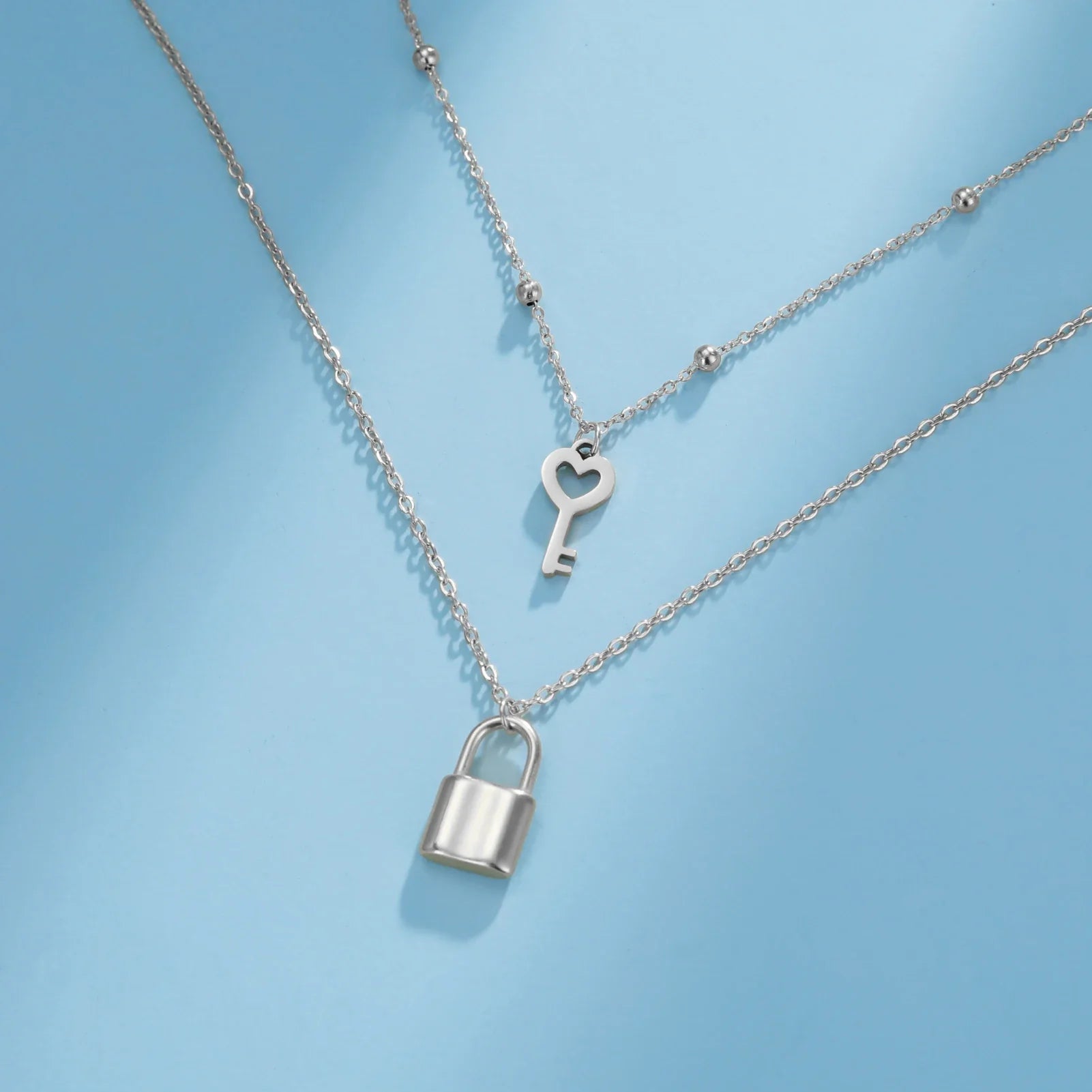 Kaksoiskaulakoru, jossa avaimen ja lukon riipukset, hopeaa