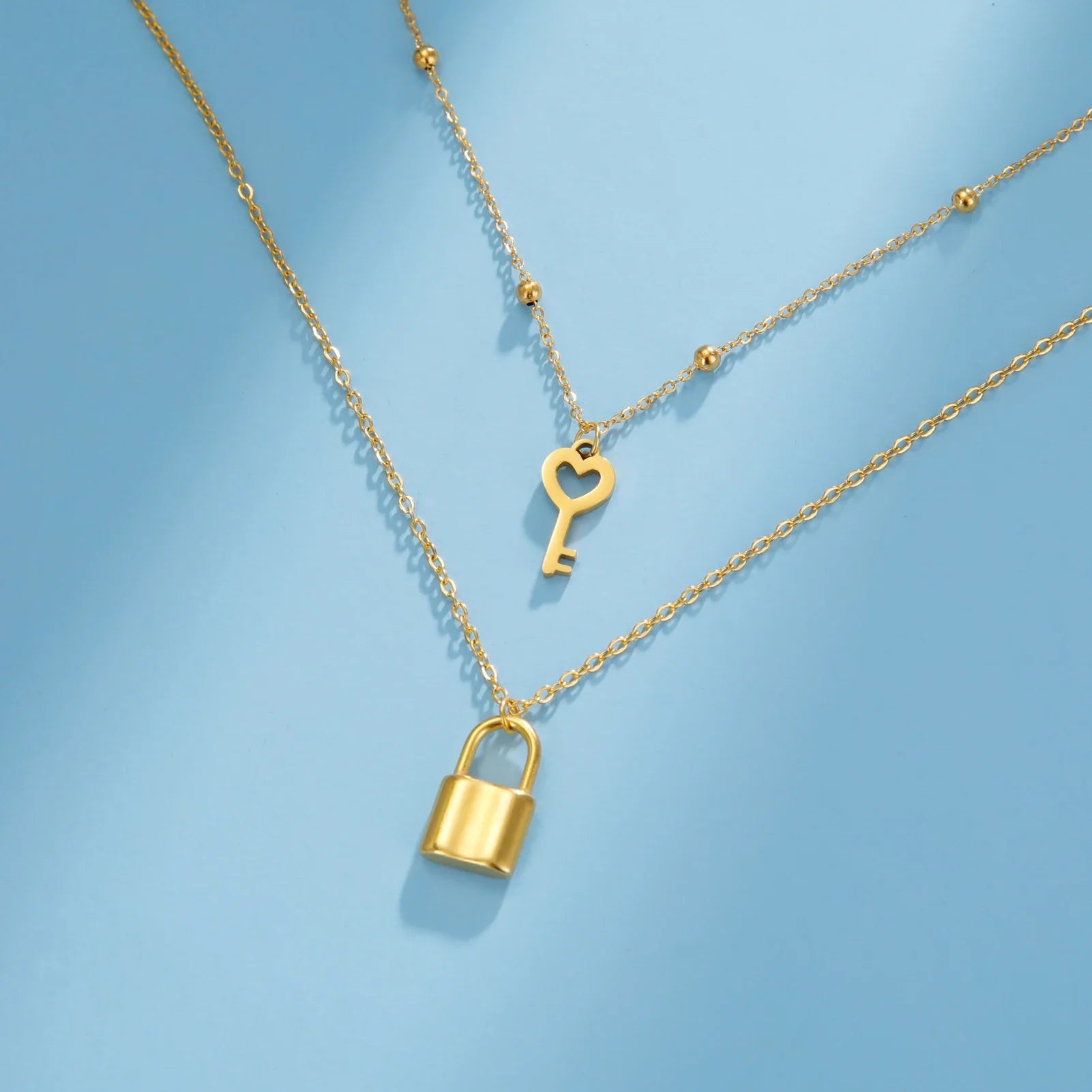 Kaksoiskaulakoru, jossa avaimen ja lukon riipukset, kultaa