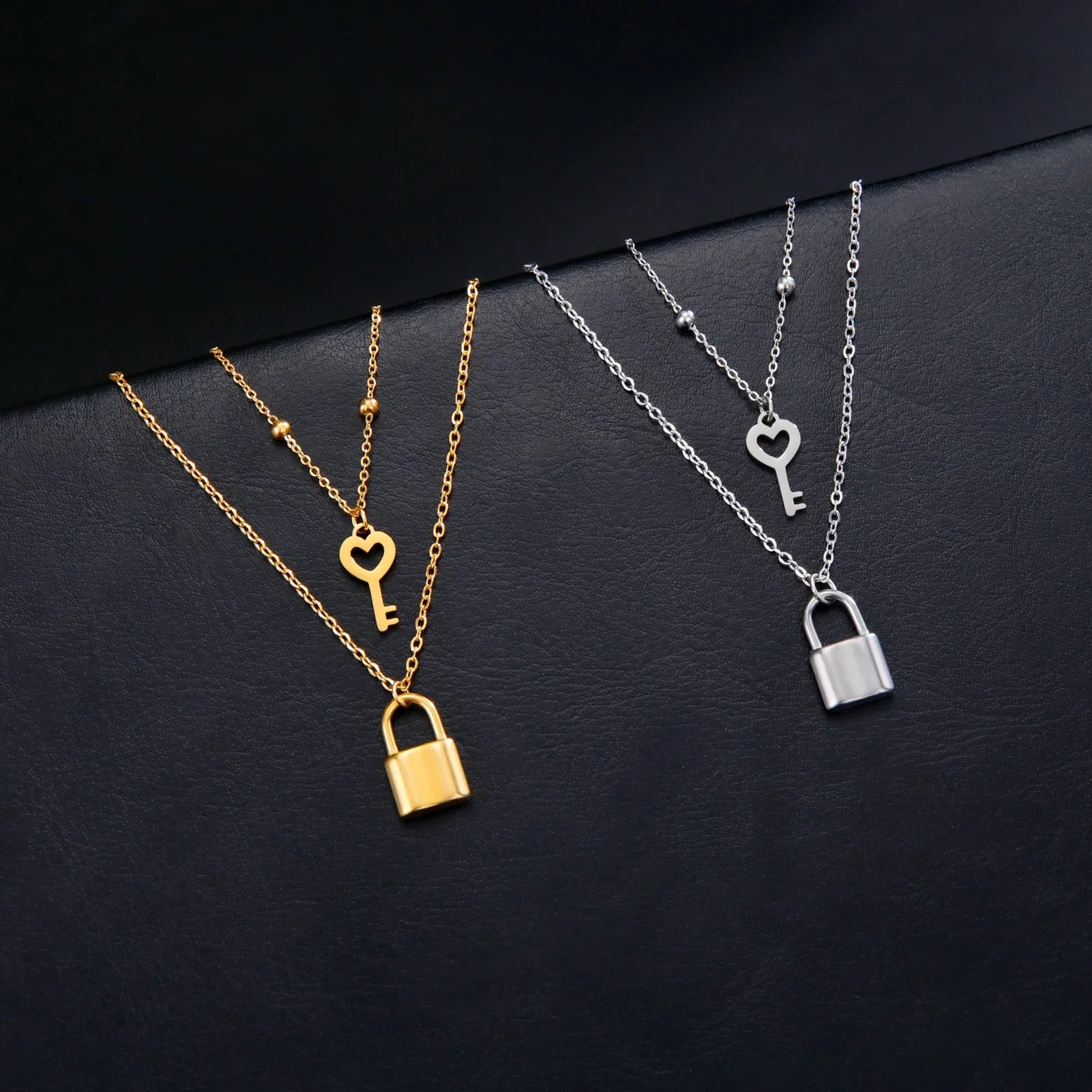 Kaksoiskaulakoru, jossa avaimen ja lukon riipukset, kultaa