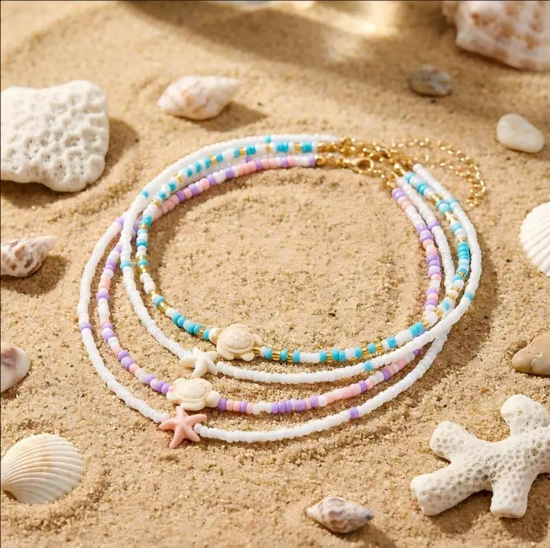 Kaksinkertainen kaulakoru, simpukoita ja värillisiä helmiä, sininen kilpikonna