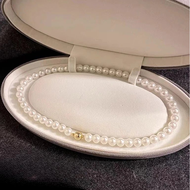 Tyylikäs valkoinen helmikaulakoru choker-mallissa