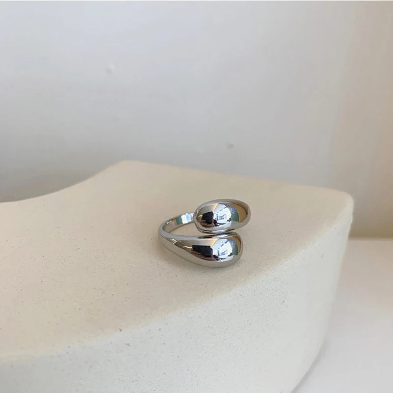 Elegantti vesipisaran sormus hopeaa