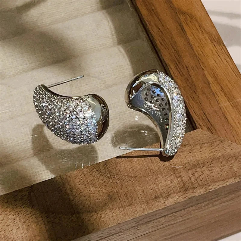 Tyylikkäät pisaranmuotoiset nappikorvakorut hopea