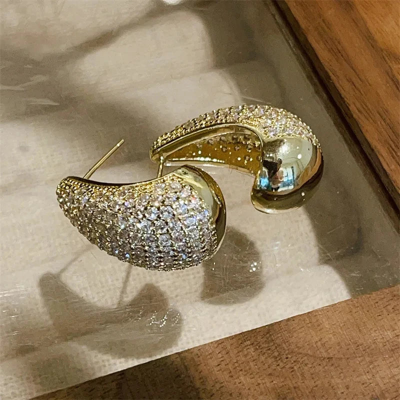 Tyylikkäät pisaranmuotoiset nappikorvakorut kulta