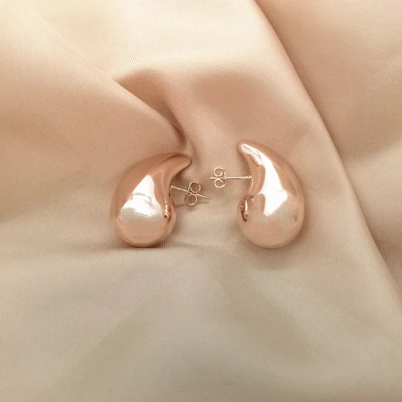 Isot pisaranmalliset nappikorvakorut kulta