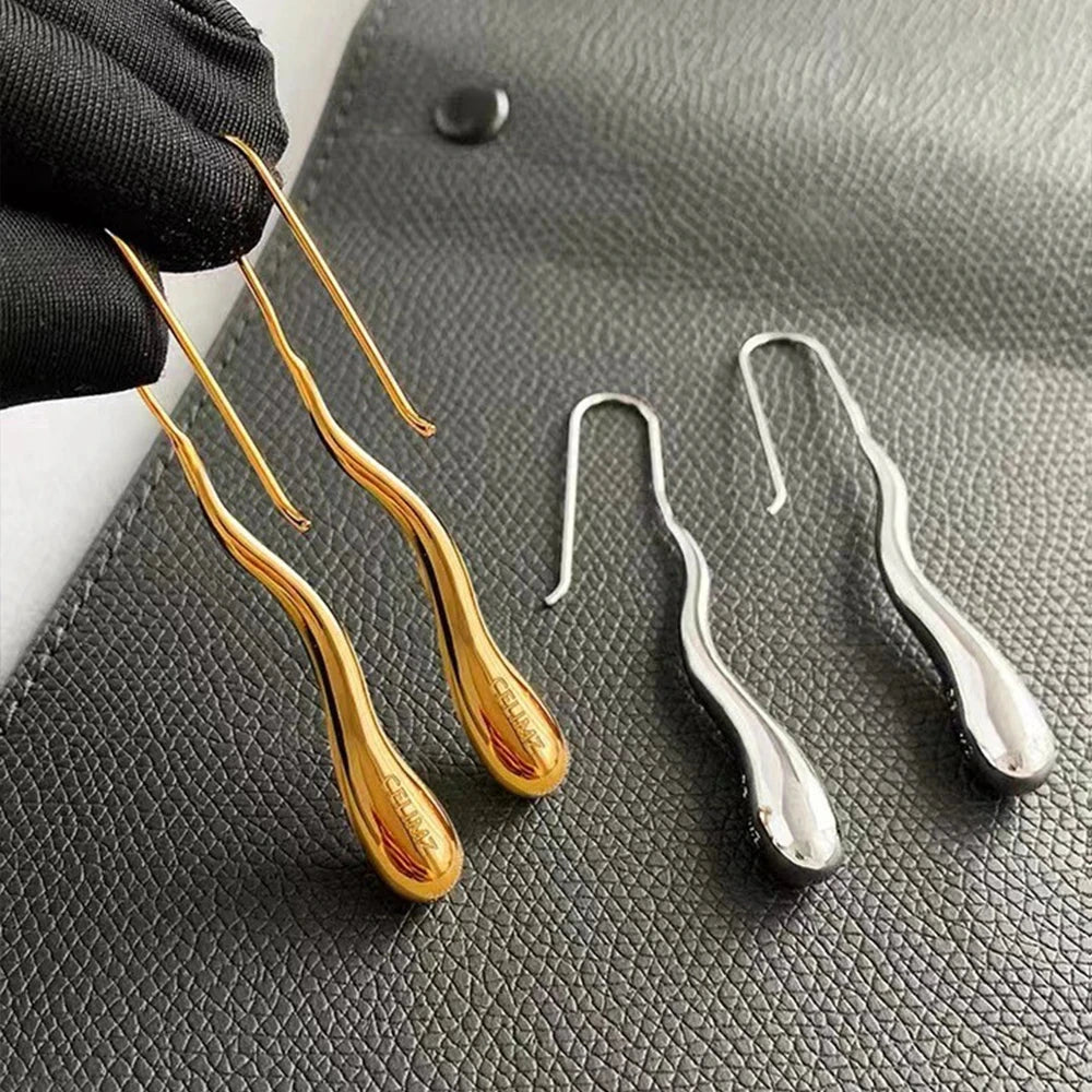 Tyylikkäät roikkuvat korvakorut, hieno vesipisara kulta