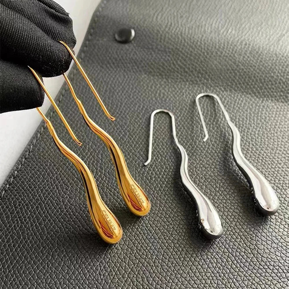 Tyylikkäät roikkuvat korvakorut, hieno vesipisara kulta