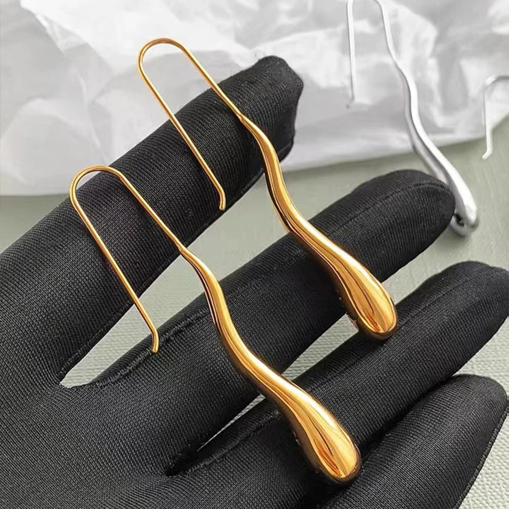 Tyylikkäät roikkuvat korvakorut, hieno vesipisara kulta