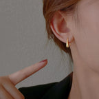 Hienot roikkuvat vesipisaran muotoiset korvakorut kulta