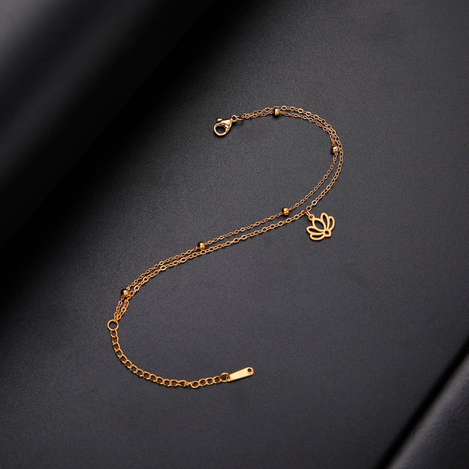 Naisellinen lootuskukan rannekoru kultaa