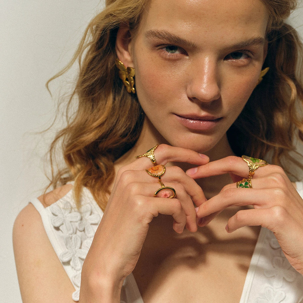 Suuri sormus kukalla läpinäkyvässä kehyksessä