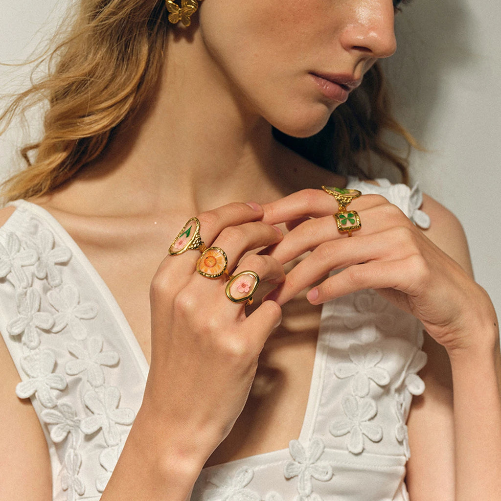 Suuri sormus kukalla läpinäkyvässä kehyksessä