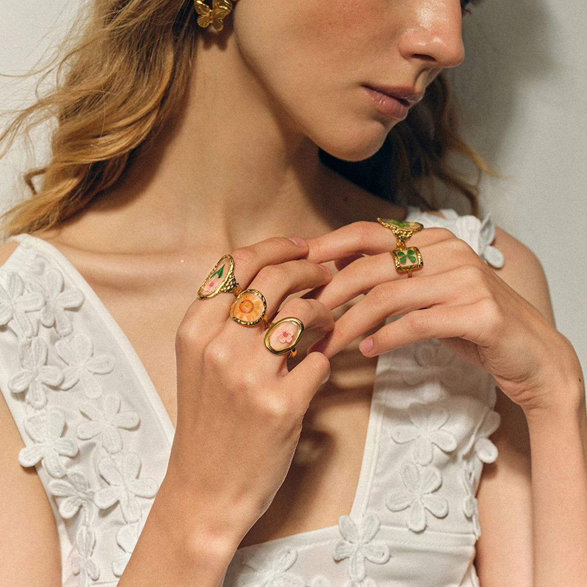 Suuri sormus kukalla läpinäkyvässä kehyksessä