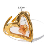 Suuri sormus kukalla läpinäkyvässä kehyksessä
