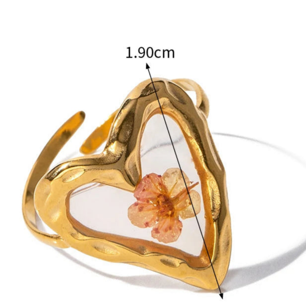 Suuri sormus kukalla läpinäkyvässä kehyksessä