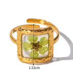 Suuri sormus kukalla läpinäkyvässä kehyksessä