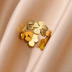 Suuri sormus, jossa on 5 terälehteä oleva kultainen kukka