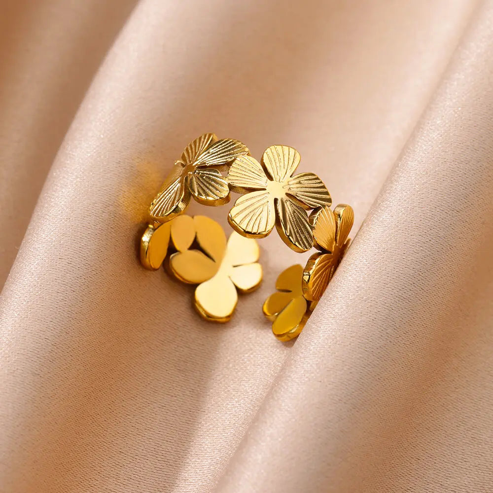 Suuri sormus, jossa on 5 terälehteä oleva kultainen kukka