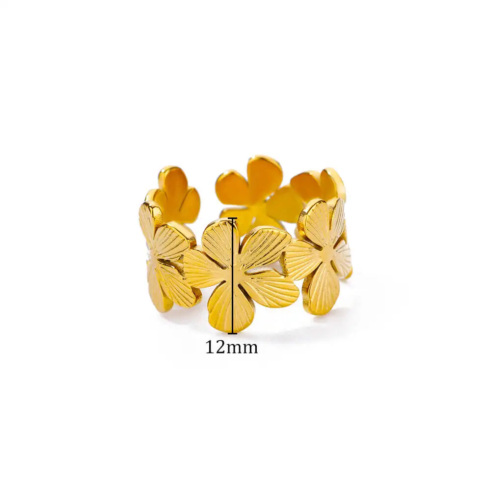 Suuri sormus, jossa on 5 terälehteä oleva kultainen kukka