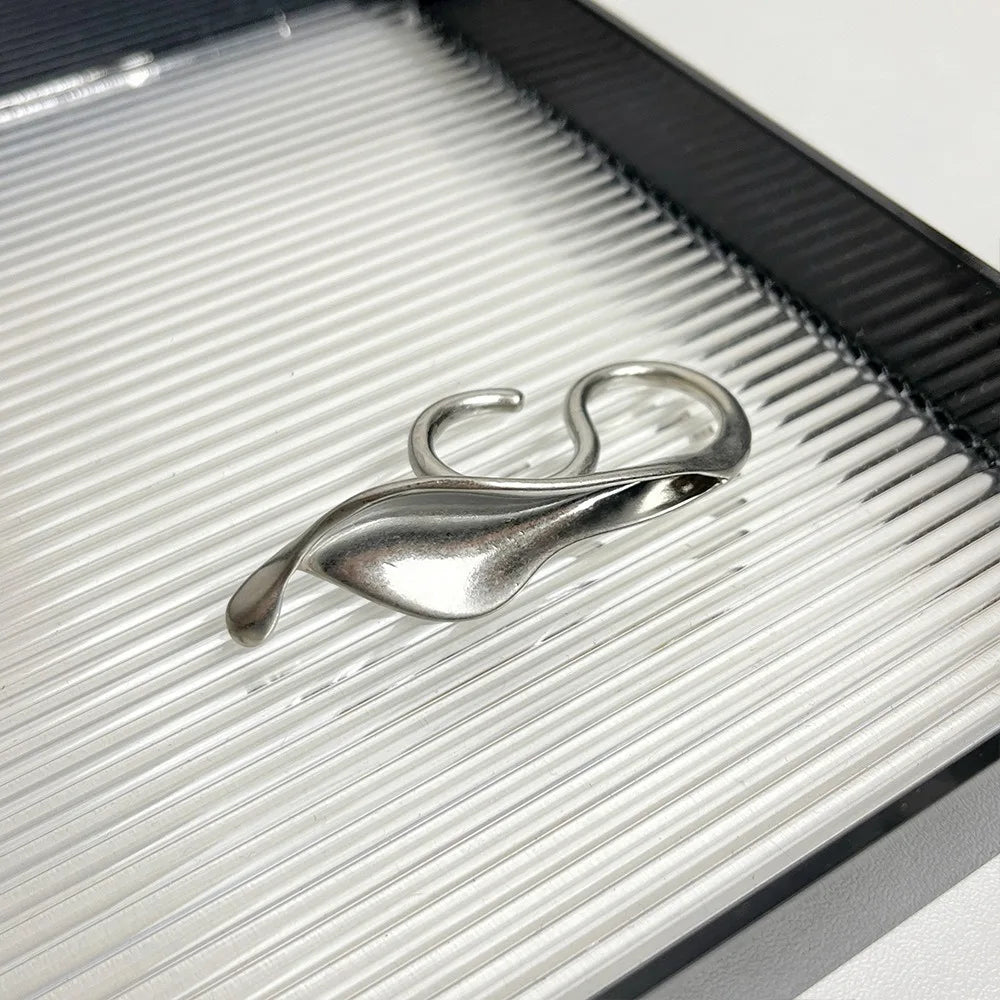 Hopeinen Liljanlehden sormus