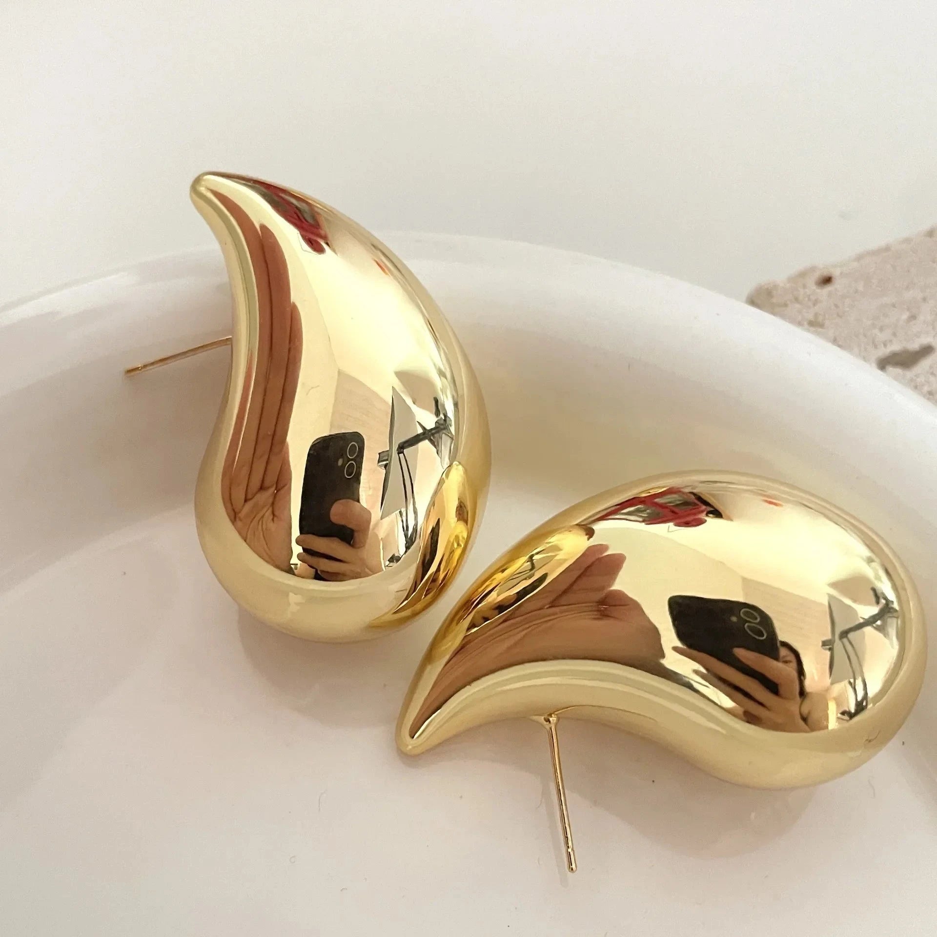 Isot vesipisaran muotoiset kultaiset nappikorvakorut