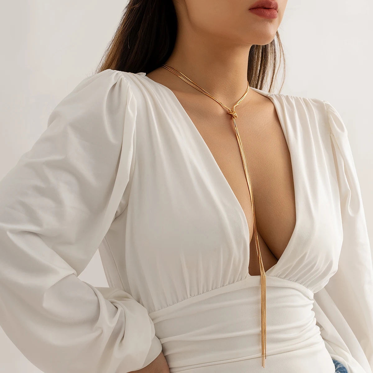 Pitkä kaulakoru solmulla naisille