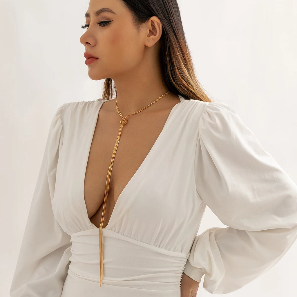 Pitkä kaulakoru solmulla naisille