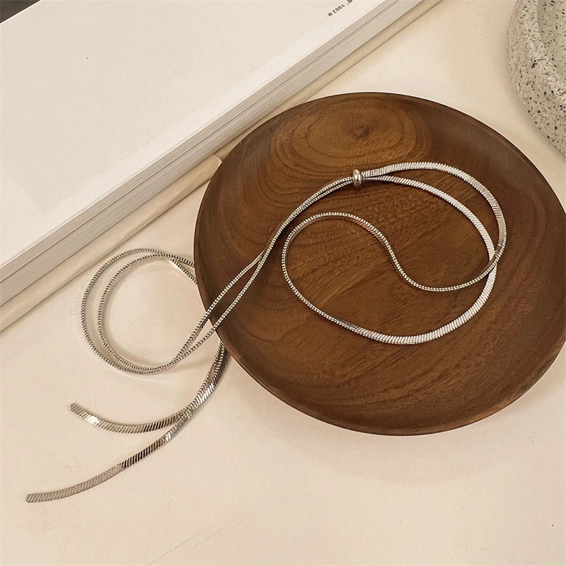 Pitkä kaulakoru naisille 