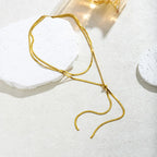 Pitkä kaulakoru naisille 