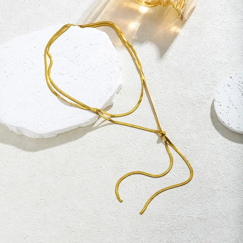 Pitkä kaulakoru naisille 