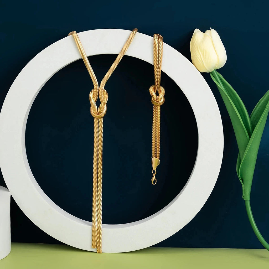 Pitkä kaulakoru ja sen solmukoru 