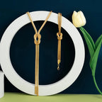 Pitkä kaulakoru ja sen solmukoru 