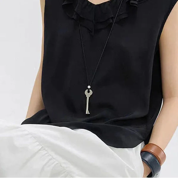 Pitkä köysikaulakoru avainriipuksella mattahopea