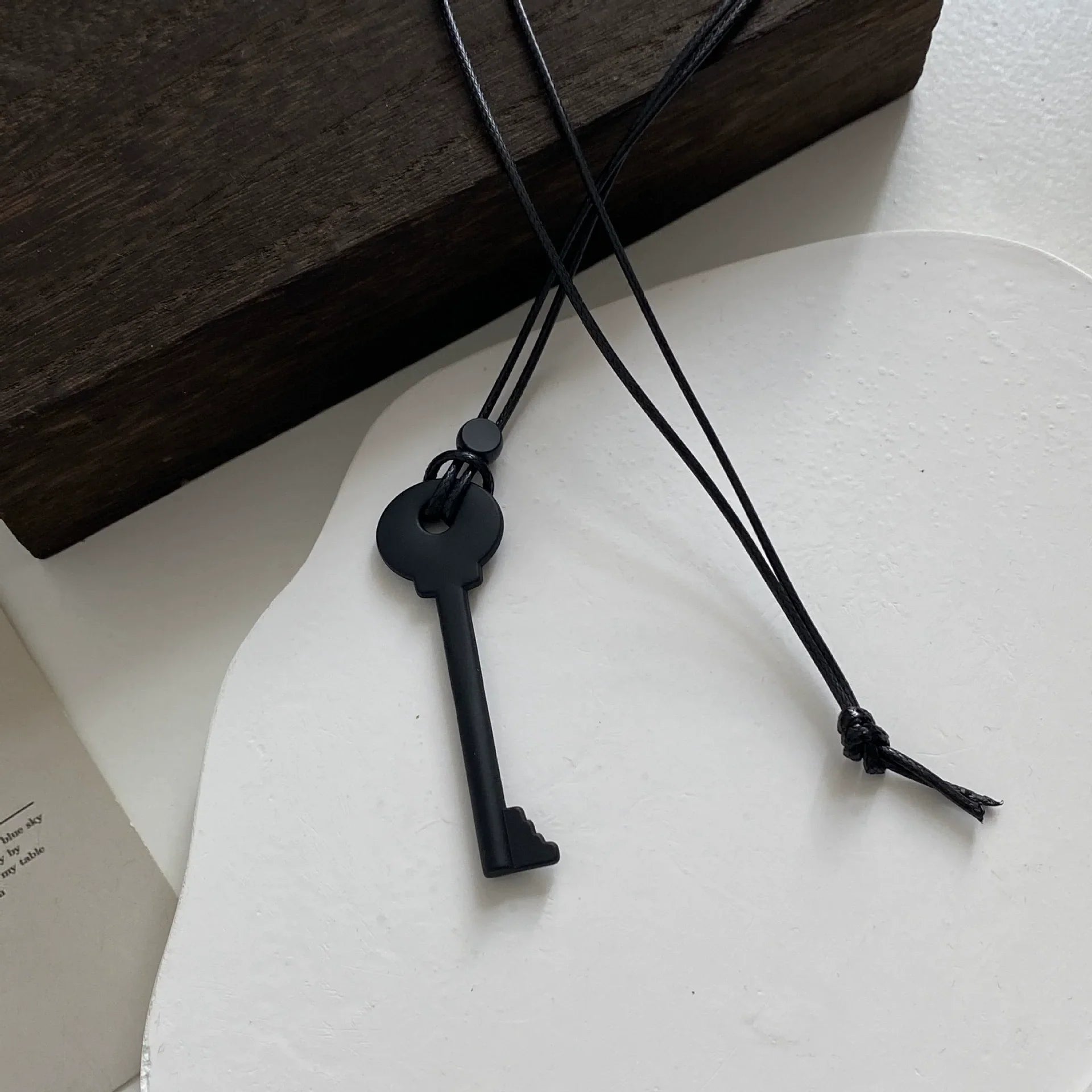 Pitkä köysikaulakoru avainriipuksella musta