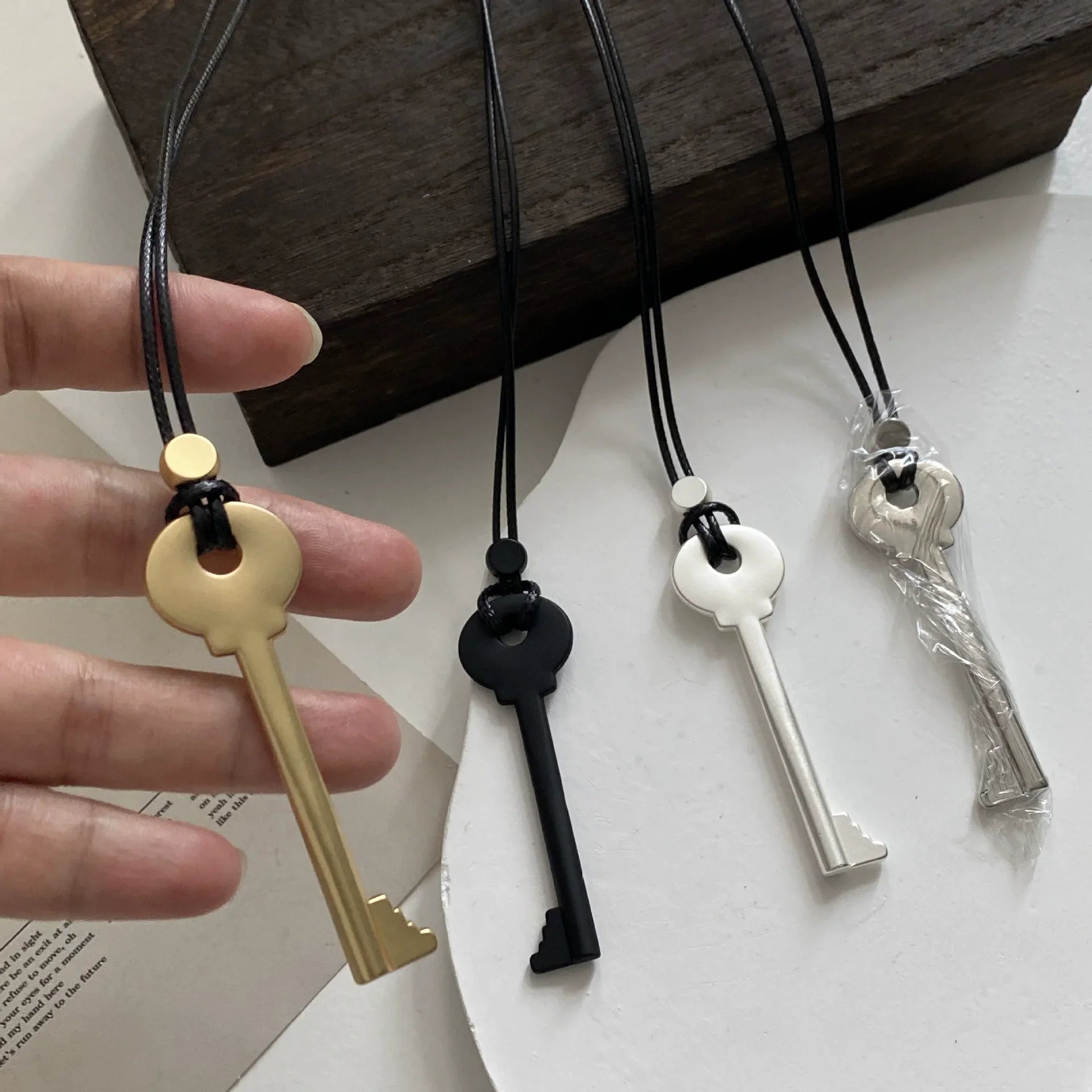 Pitkä köysikaulakoru avainriipuksella kullanvärinen