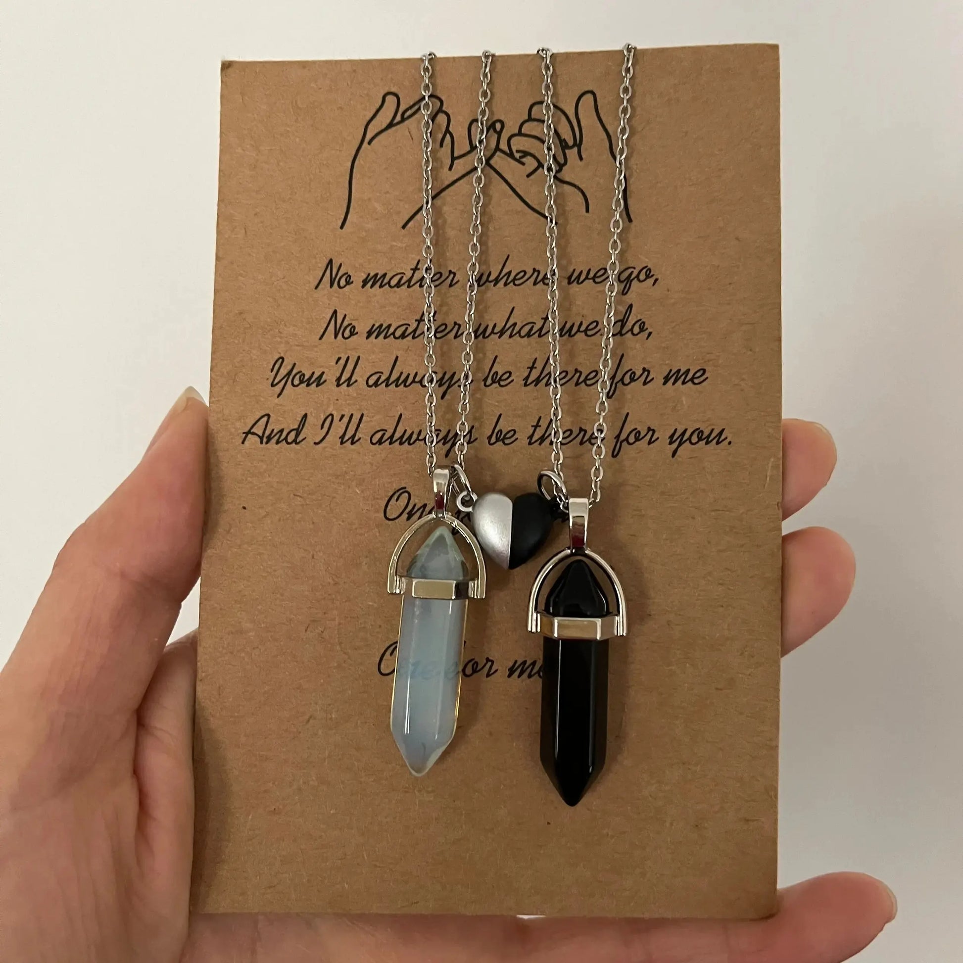 2 kpl kaulakoruja kiviriipuksella pariskunnille valkoinen ja musta 1