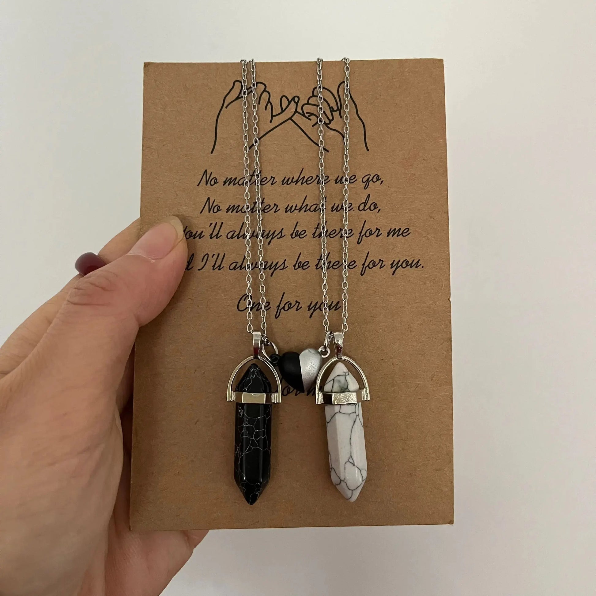 2 kpl kaulakoruja kiviriipuksella pariskunnille musta ja valkoinen 2