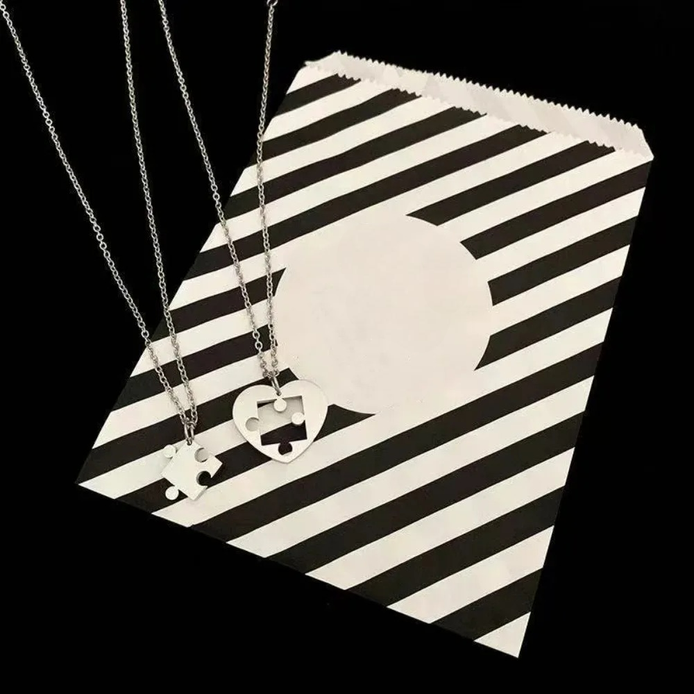 2 kappaleen kaulakorusetti palapelin muotoisella riipuksella pariskunnille