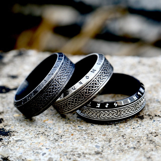 Muinaissuomalainen viikinkisormus riimuilla