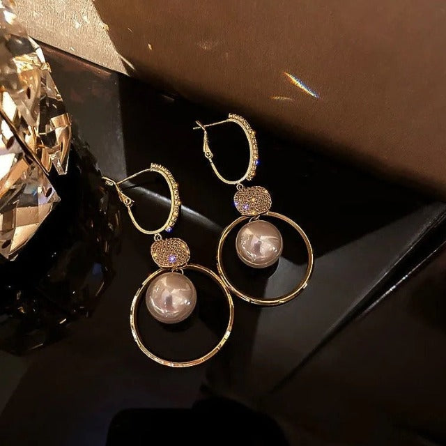 Riipuksellinen helmikorvakoru