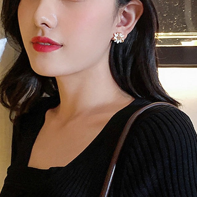 Kultaiset kukkakorvakorut naisille