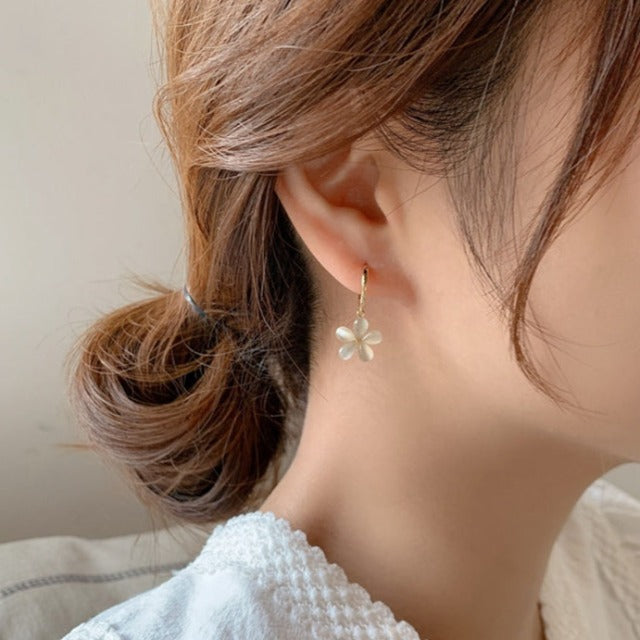 Opalinen kukkakorvakorut