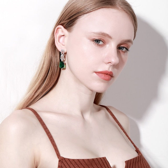 Naisille tarkoitetut roikkuvat smaragdi-korvakorut
