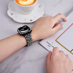 Apple Watch -ranneke timanttikotelolla mustana