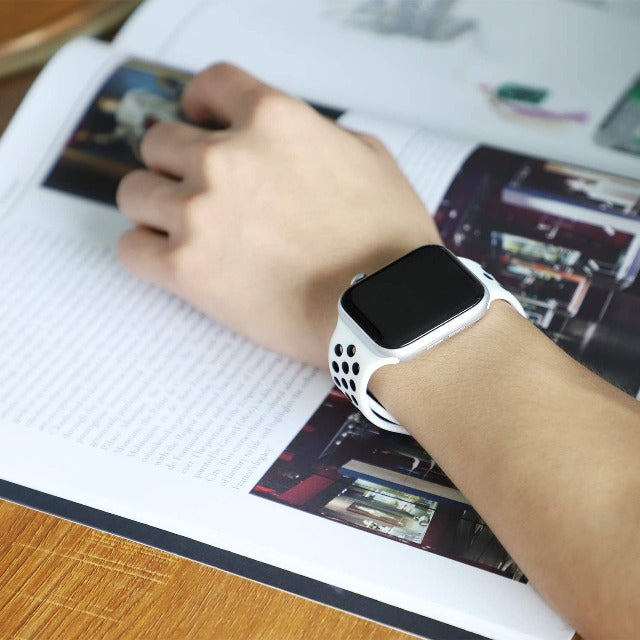 Apple Watchin urheiluranneke valkoinen