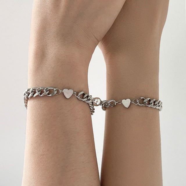 Yhteinen rannekoru sydämellä