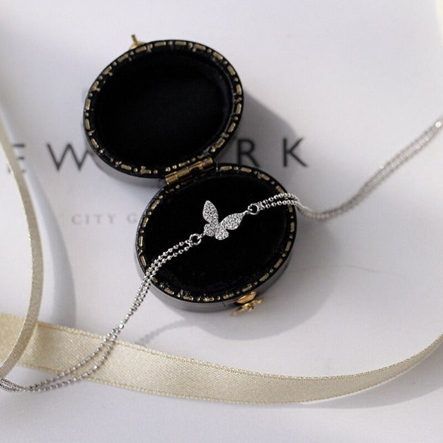 Perhonenranneke naisille